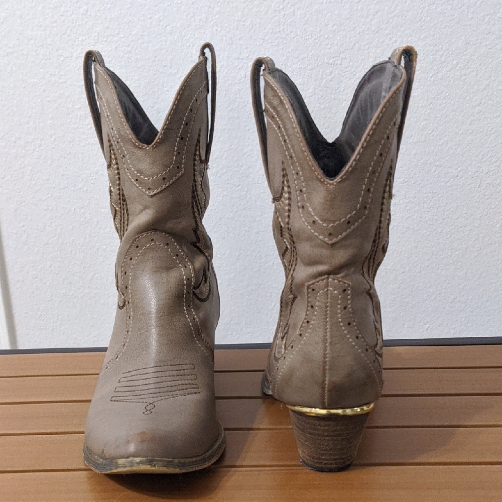 Chic Tan Western Boots